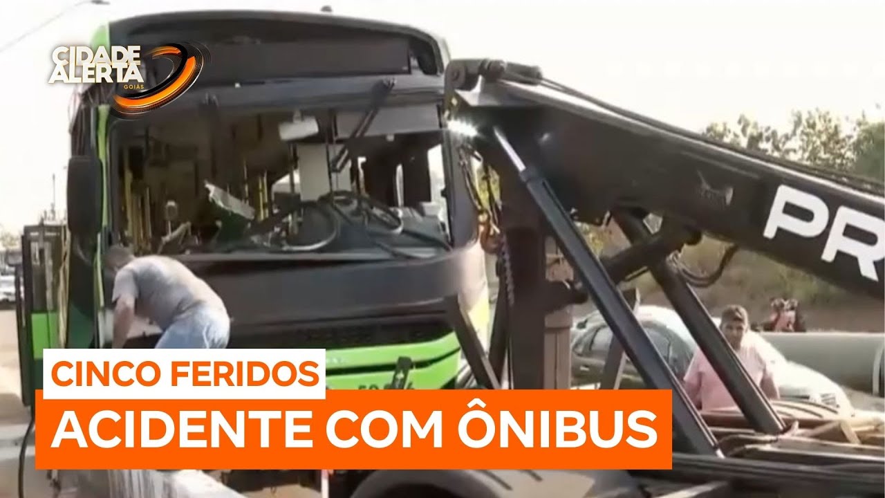 Cinco pessoas ficam feridas após ônibus colidir com mureta em Aparecida (GO)