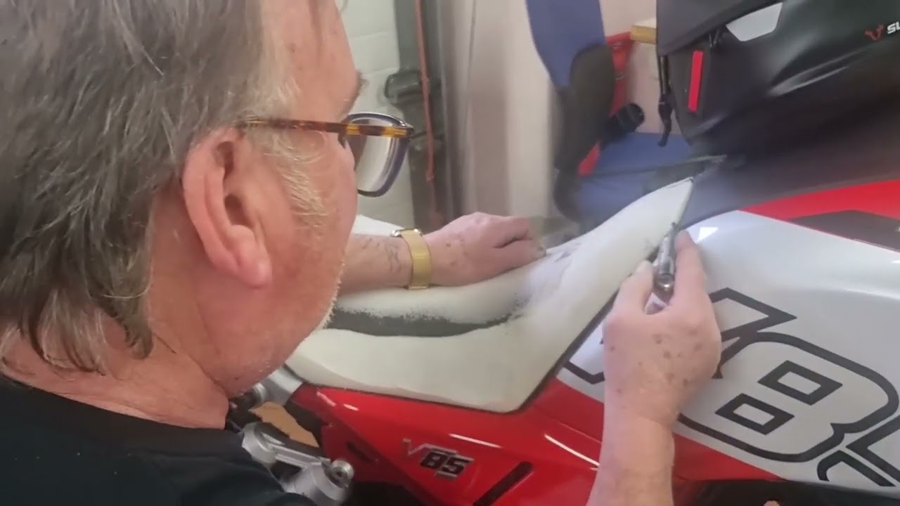 moto guzzi V85 TT  sellerie BRIANT ( Part 4 )