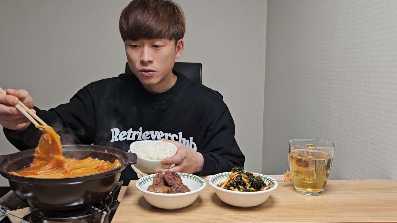 김치찌개에 어묵듬뿍~넣고 끓여서 먹으니 든든하고 좋네요 😆