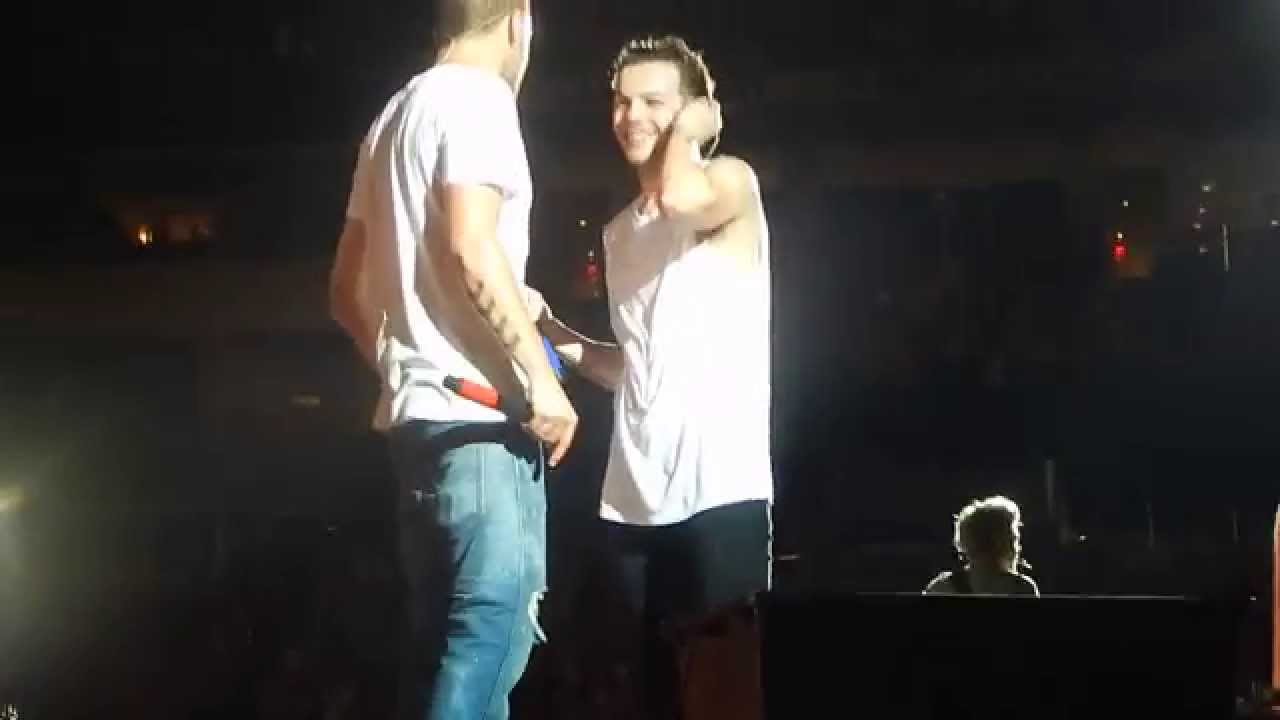 Niall Talking + Lilo water fight (One Direction. Kansas City, OTRA 7/28/15)
