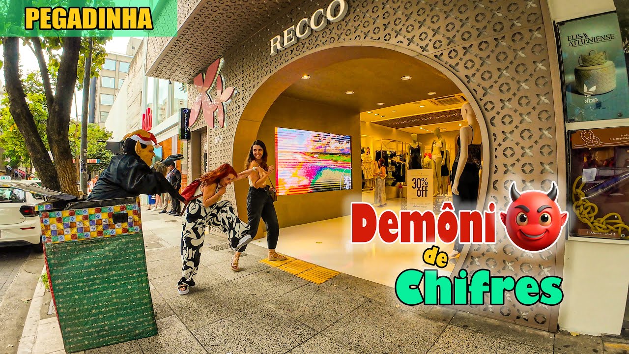 Pegadinha: Assustando Pessoas com Mascara do Demônio de Chifres em São Paulo | Demon Prank