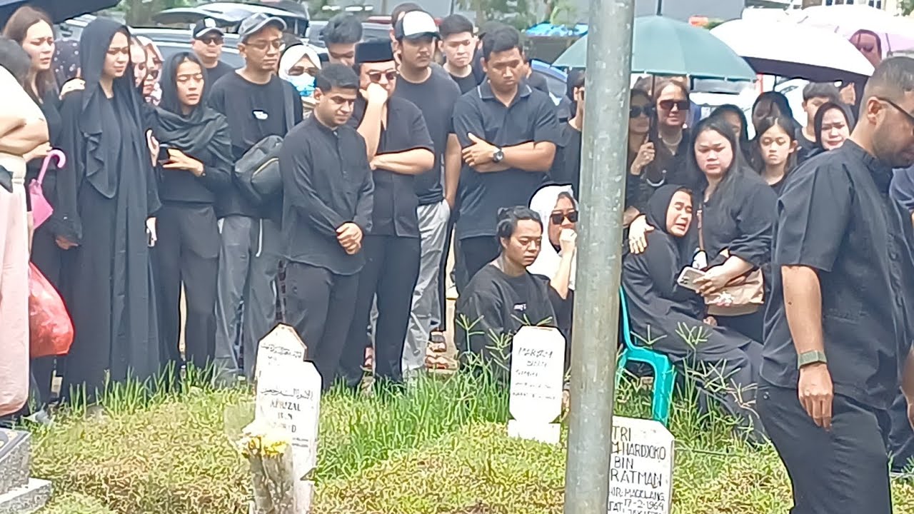 Reza Arap Termenung Duduk di Dekat Liang Lahat Menatap Lula Lahfah Dimakamkan