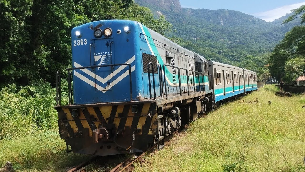 Trem partindo da estação terminal de Vila Inhomirim rumo a Saracuruna com a locomotiva 2363