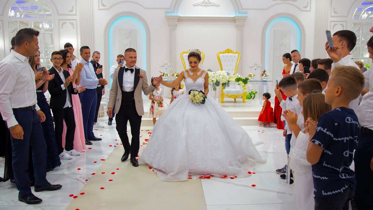 Hyrja e ciftit ne banket dhe hapja e valles nga familja Rusta | Alban & Adriana |