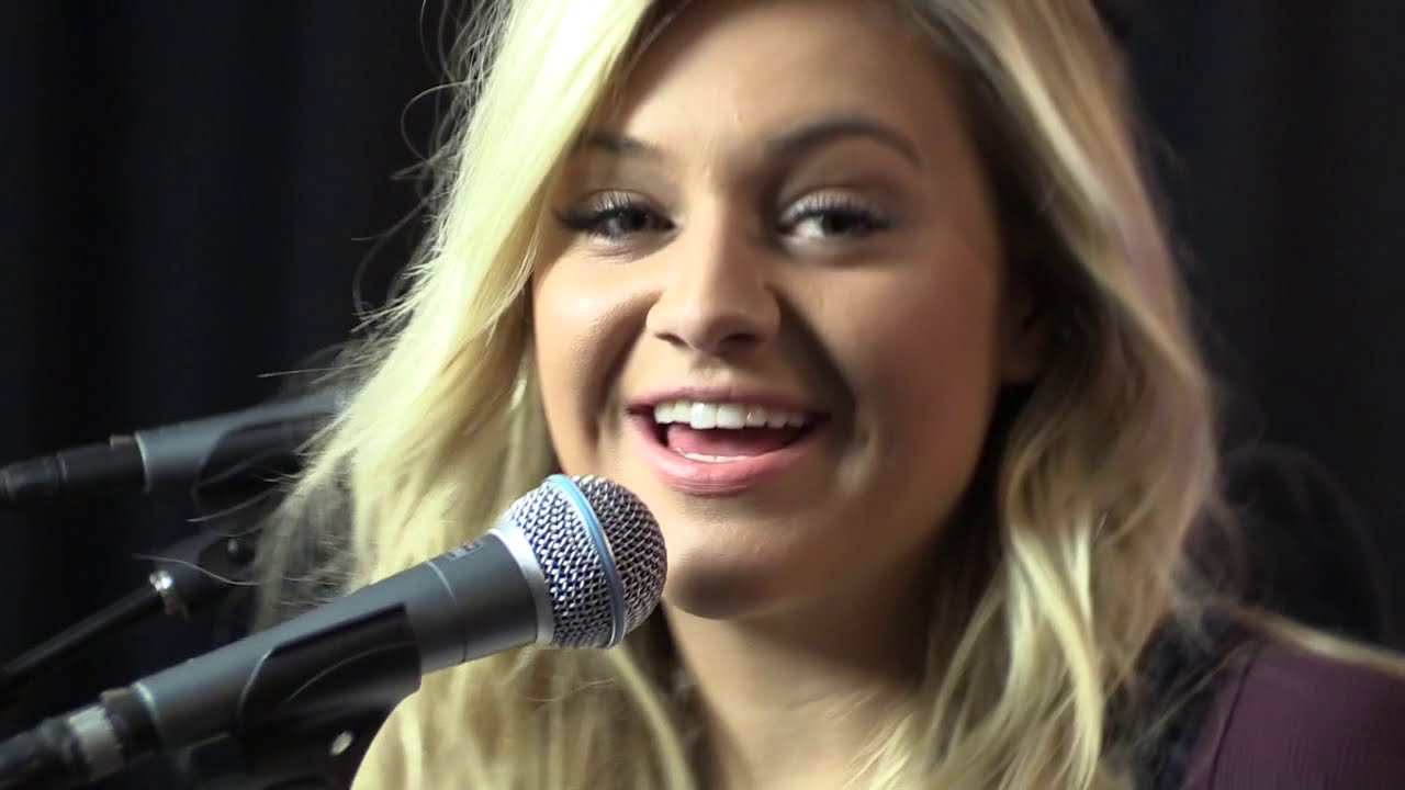 Kelsey Ballerini In The Bull Lounge