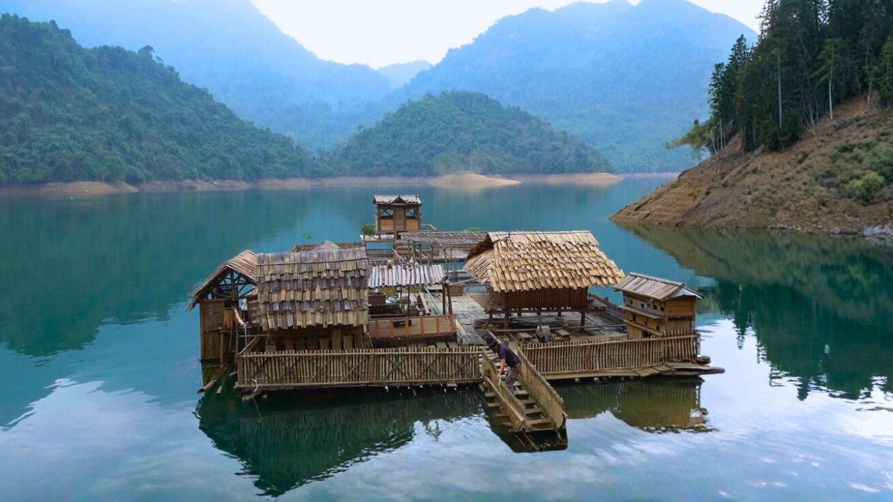 Time-Lapse: Life in a house on the water. Expanding the floating farm, building a new kitchen.