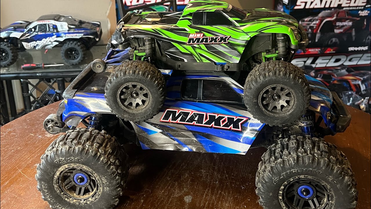 Traxxas Mini Max versus Max!!! Ramp bashing catching air
