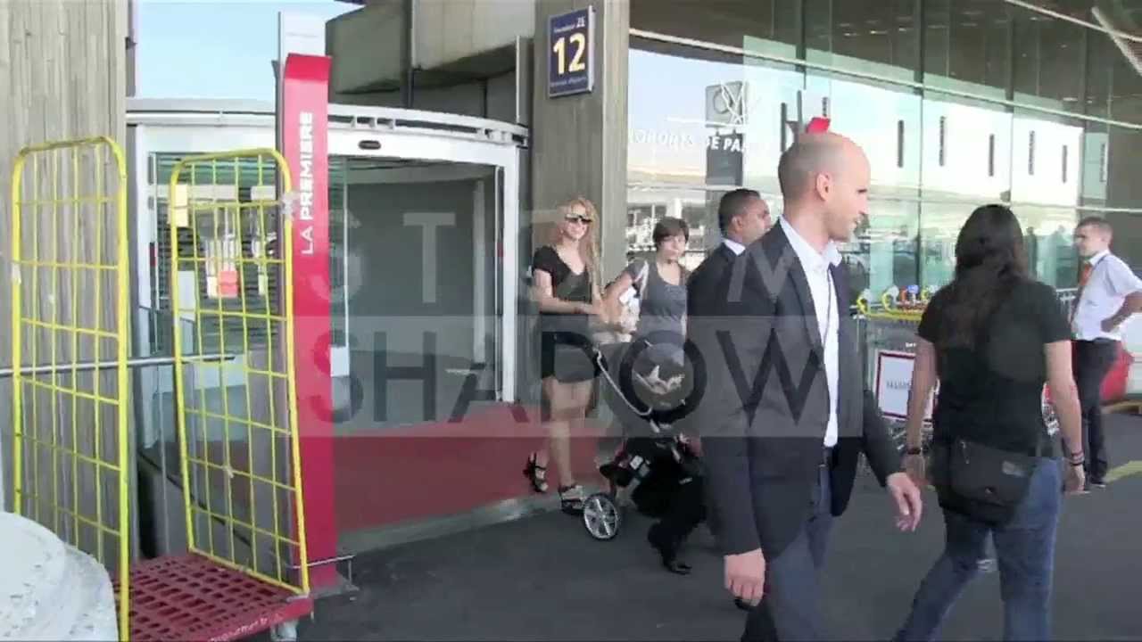 SEXY SHAKIRA and baby boy MILAN transit at Paris Airport