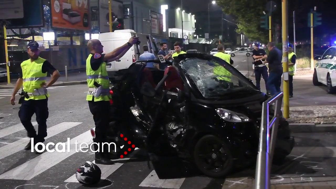 Incidente in via Bezzi a Milano: scontro auto-moto, due giovani morti