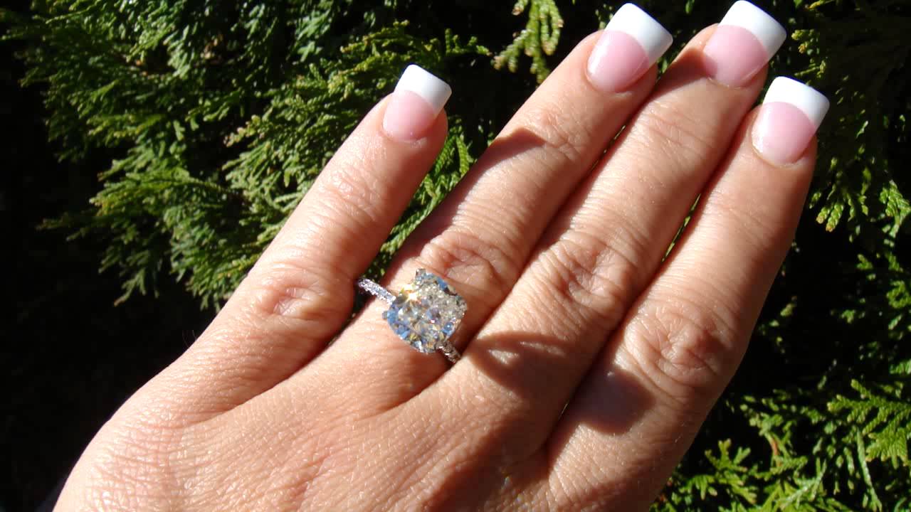 M4H04052  cushion Solitaire in 4 prong pave solitaire  style setting __WOW