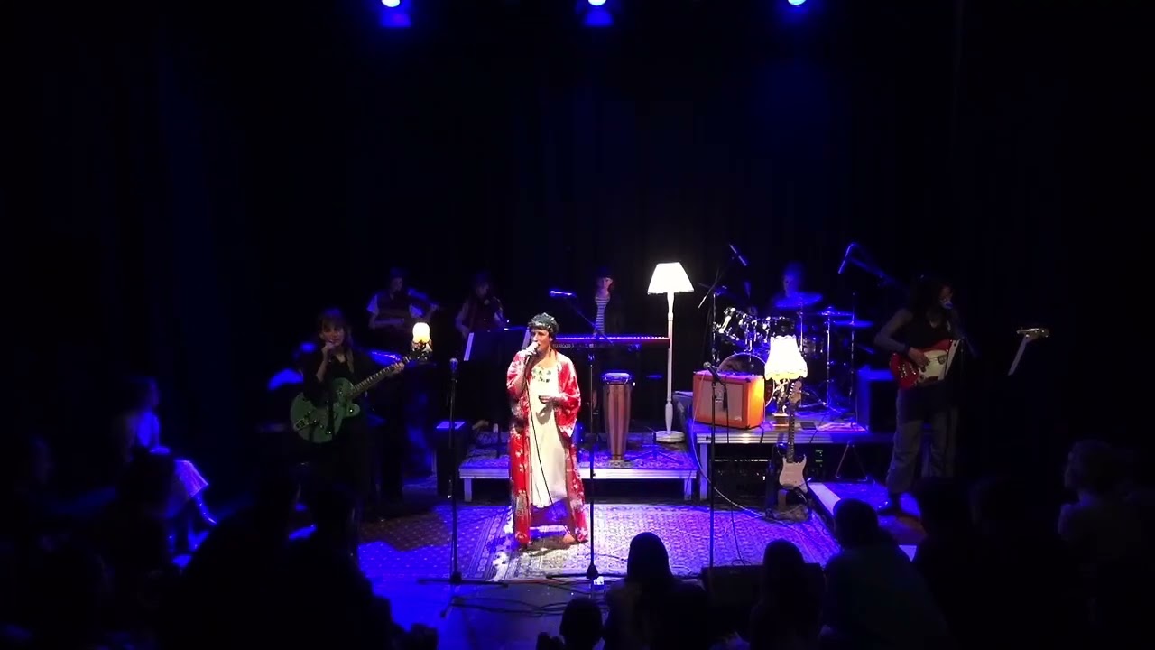 Reds in Shades of Blue in a Sheltering Sky - edith live 20.03.2024