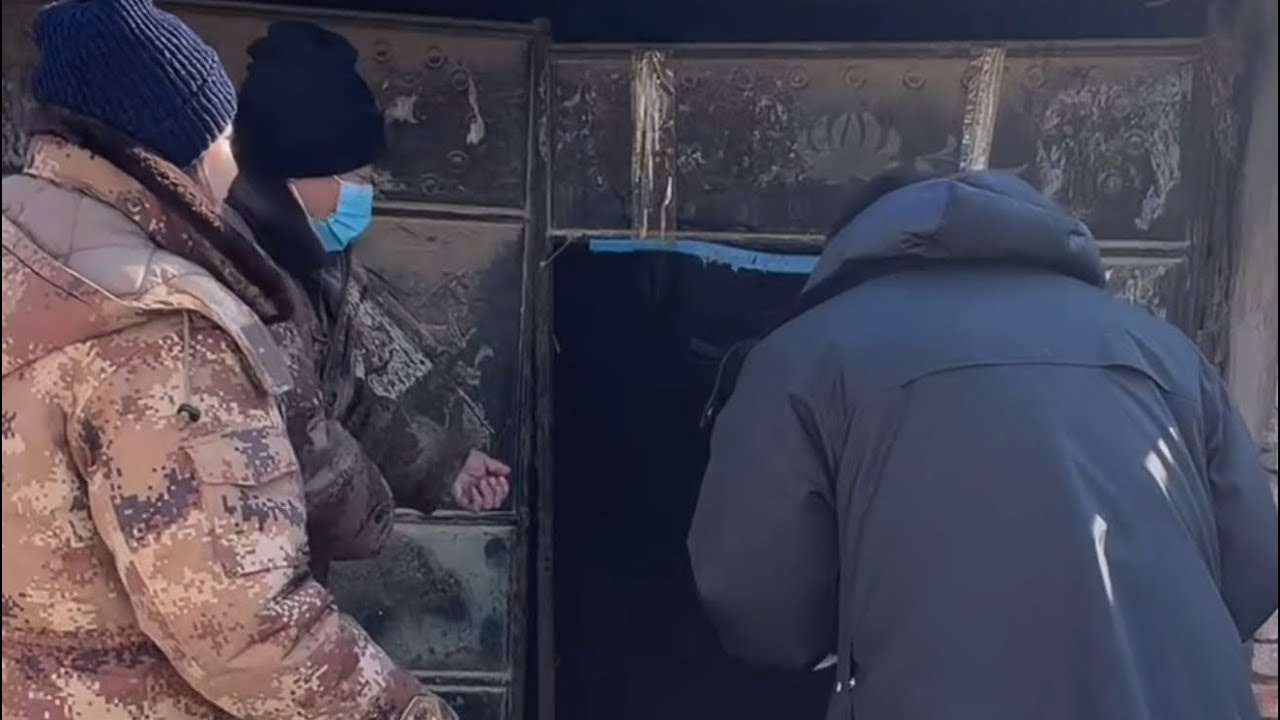 一个和残疾爸爸相依为命的女孩艰难地活着，妈妈跑了从小受尽白眼，催人泪下（上）