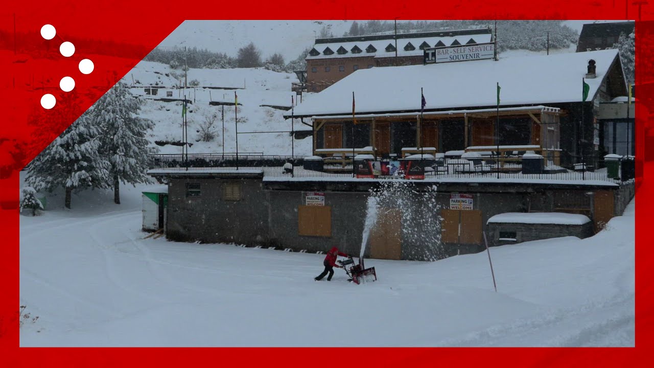 Neve sull'Etna, accumuli di diversi centimetri e spazzaneve in azione