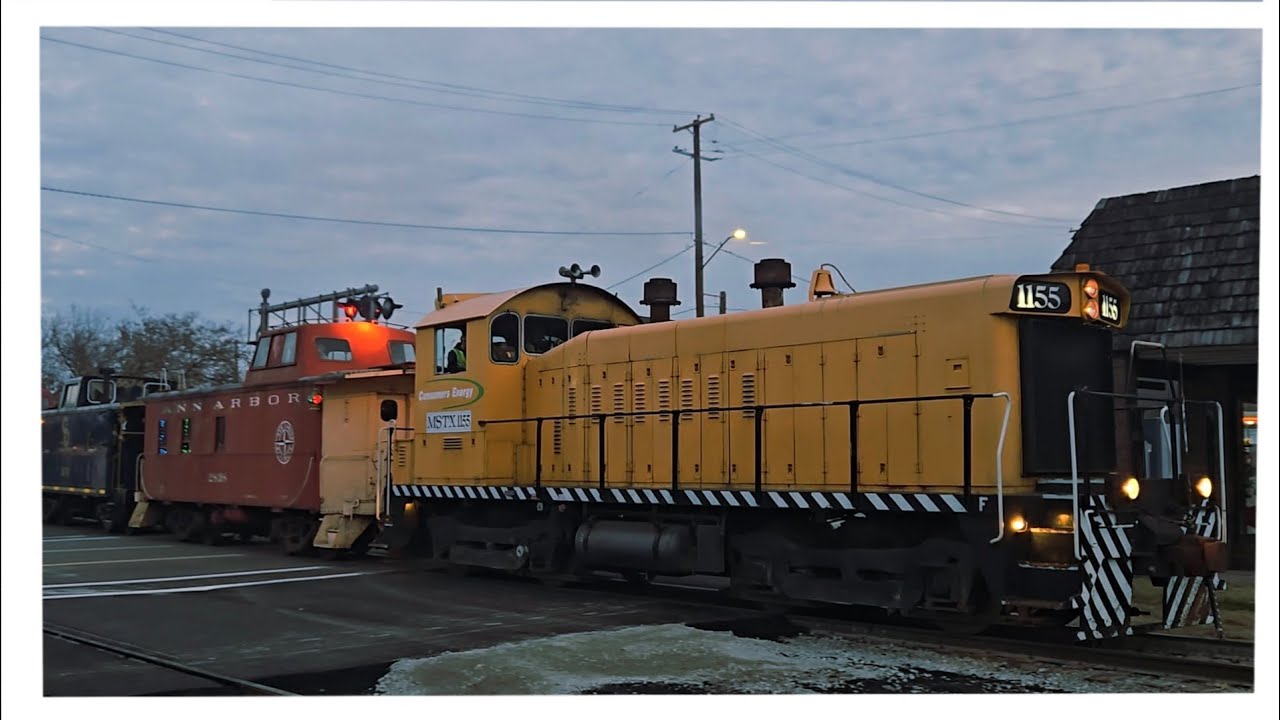 The North Pole Express in Owosso, Michigan - MSTX 1155 & PNLX 57 Power the Train!