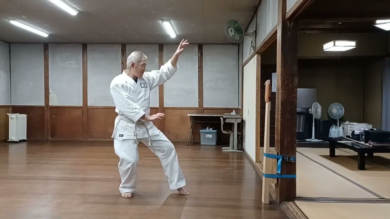 巻き藁突き　巻藁突き　mmakiwarathuki 　沖縄空手　oOkinawa karate 