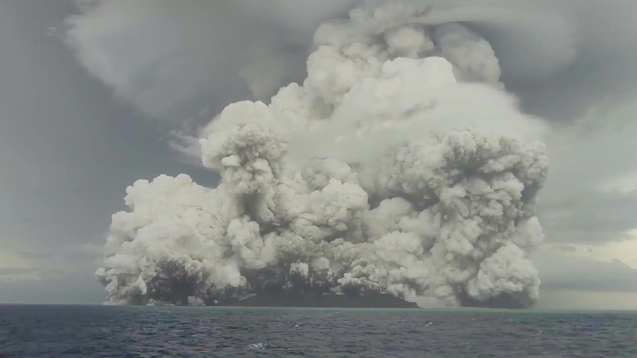 Riesige Aschewolke: Videobilder zeigen heftigen Vulkanausbruch vor Tonga | AFP