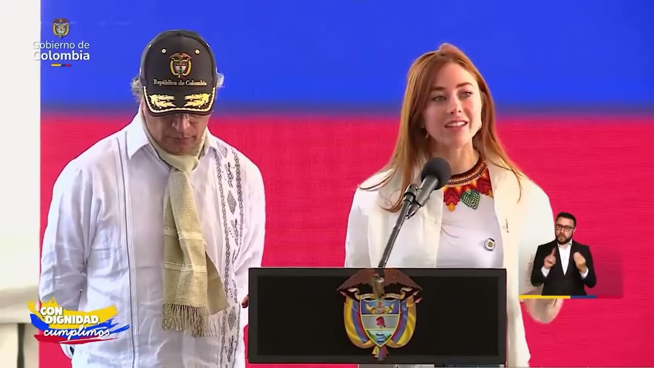 Gloria Miranda, directora de la DSCI, acompaña al Presidente Petro en la firma del Pacto Cauca