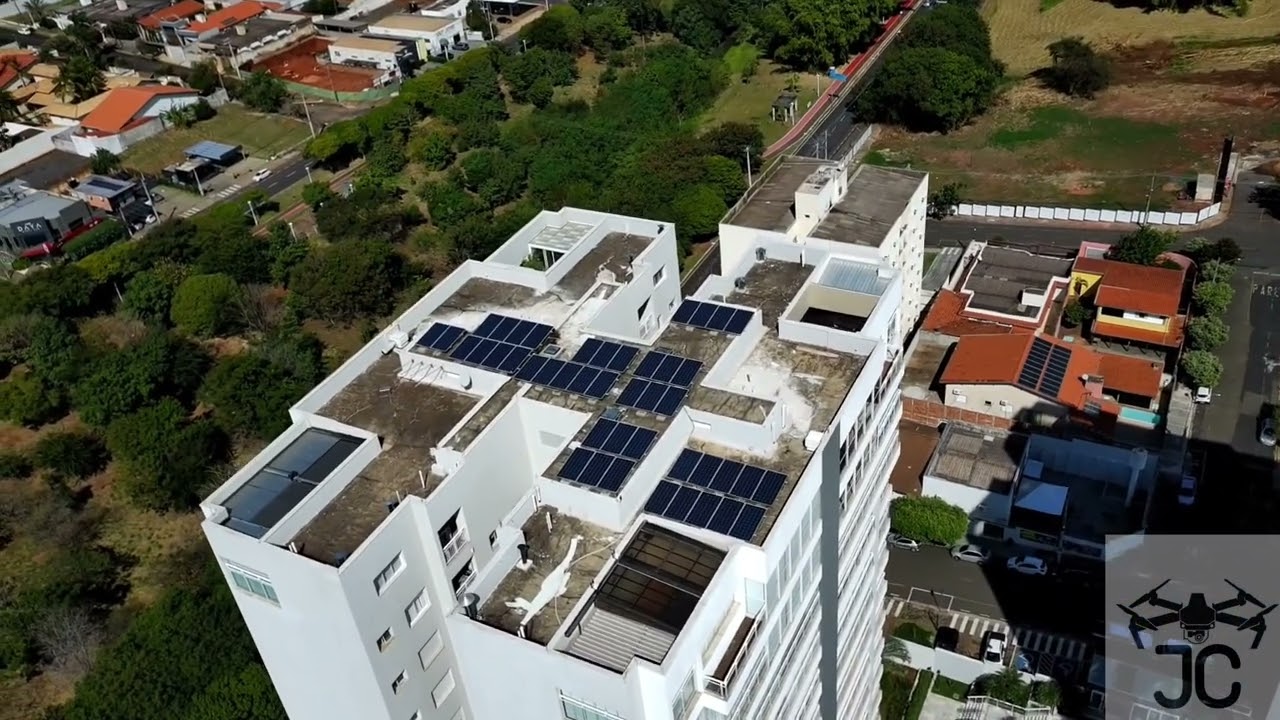 Vôo próximo supermercado Assaí, voando baixo sobre os prédios