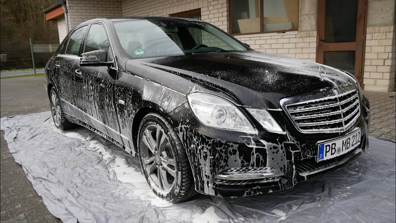 Handwäsche auf der Waschmatte im Winter - stark verschmutztes Auto - Detail Active Safe Pre Wash