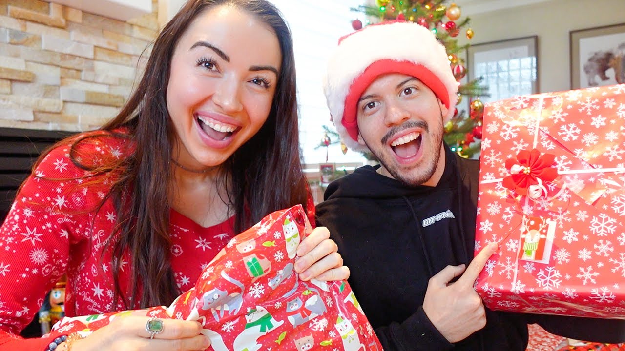OPENING CHRISTMAS PRESENTS! (Christmas 2020)