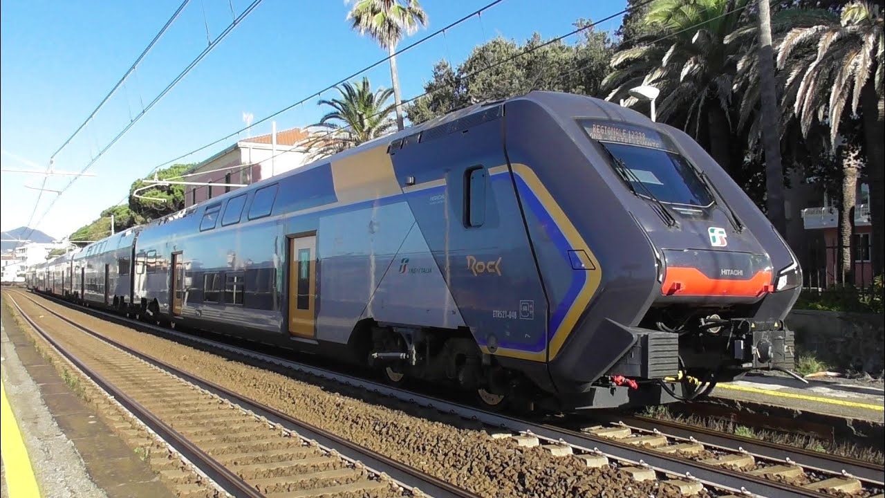 Treni passeggeri di tutti i tipi in transito, arrivo e partenza alla stazione di Cavi di Lavagna