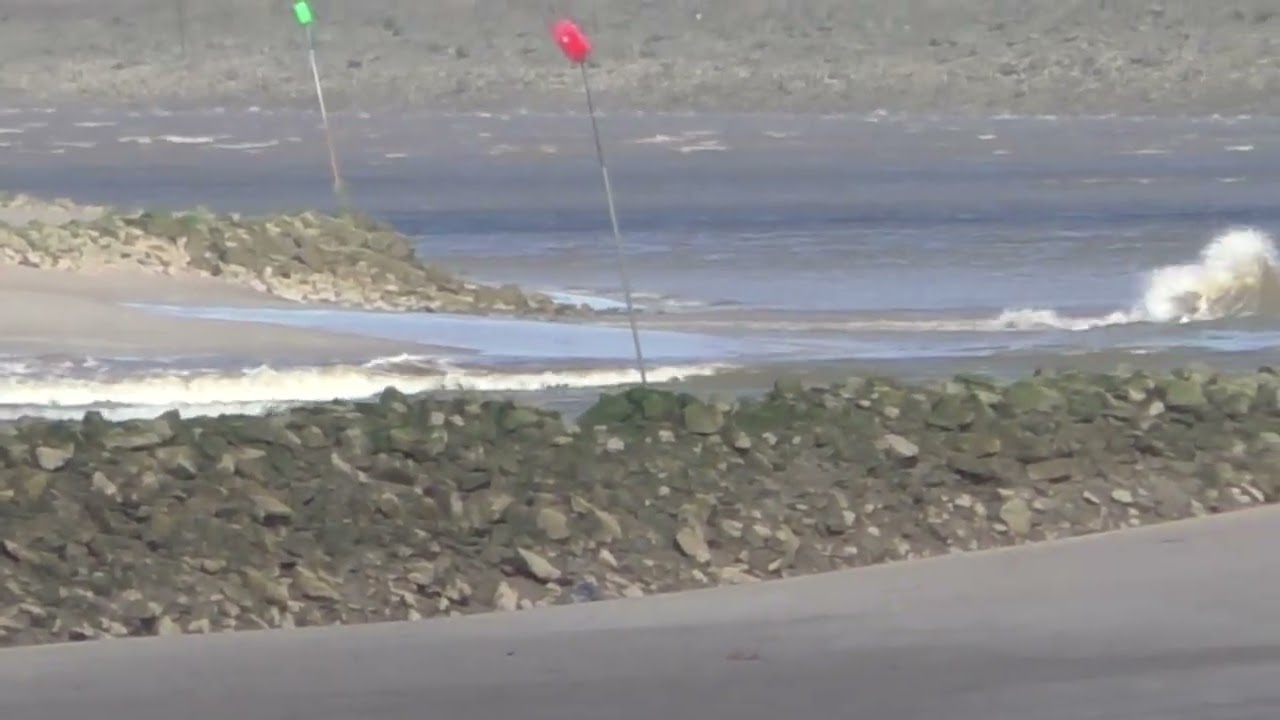 Tidal Bore on the River Dee at Connah's Quay 30.3.2025