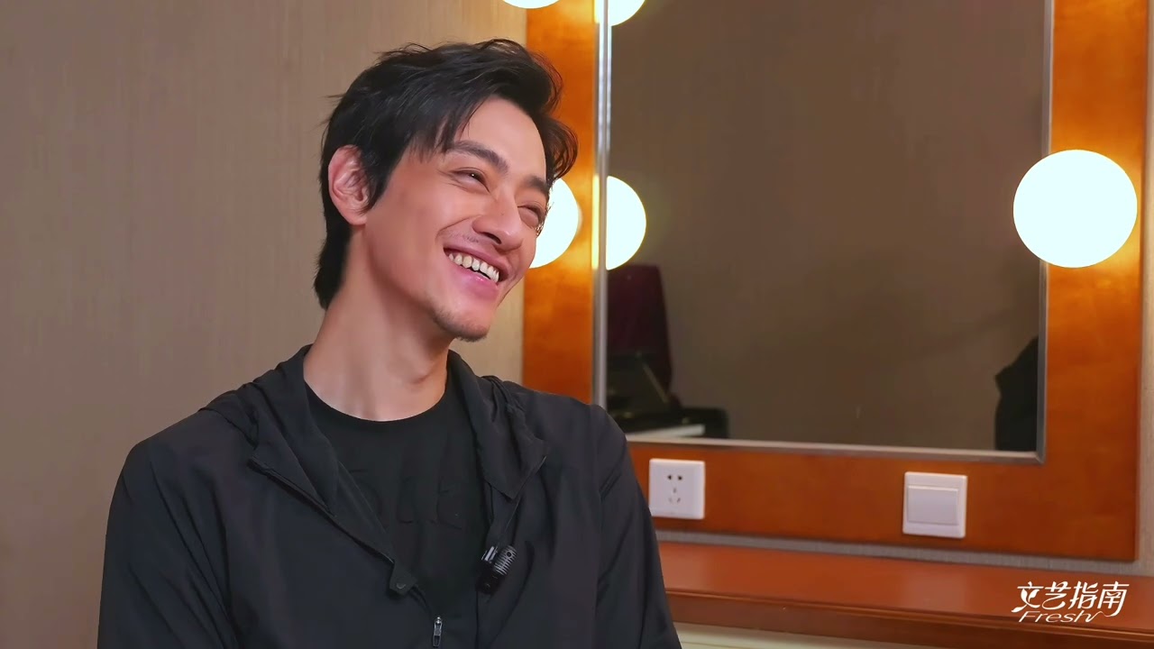 【郑云龙Yunlong Zheng 】《文艺指南Fresh》“幕前幕后”系列微纪录片的第一期，我们在舞台剧《魔幻时刻》上海首演的前两天，跟拍了郑云龙。