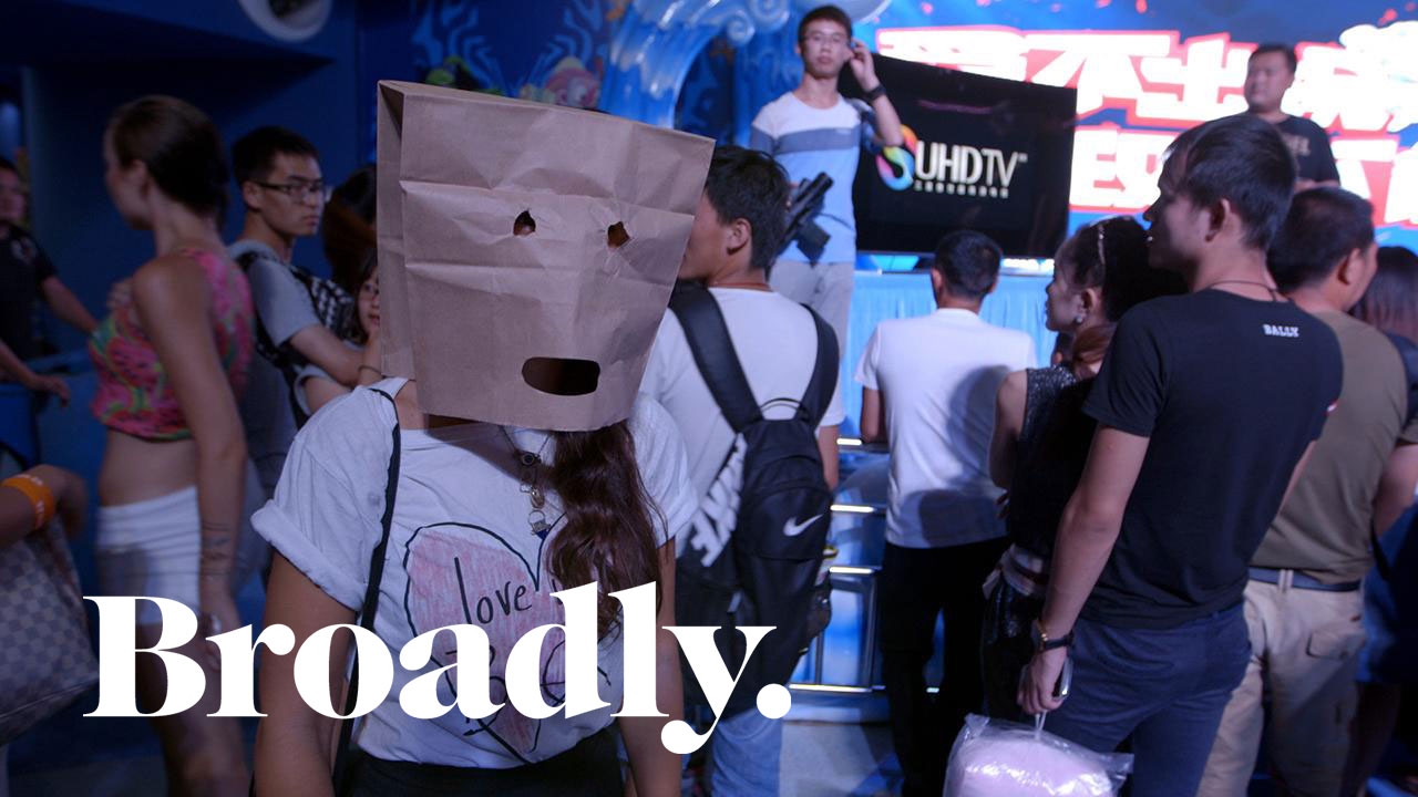 Perempuan di Cina, dari Besi Menjadi Sisa