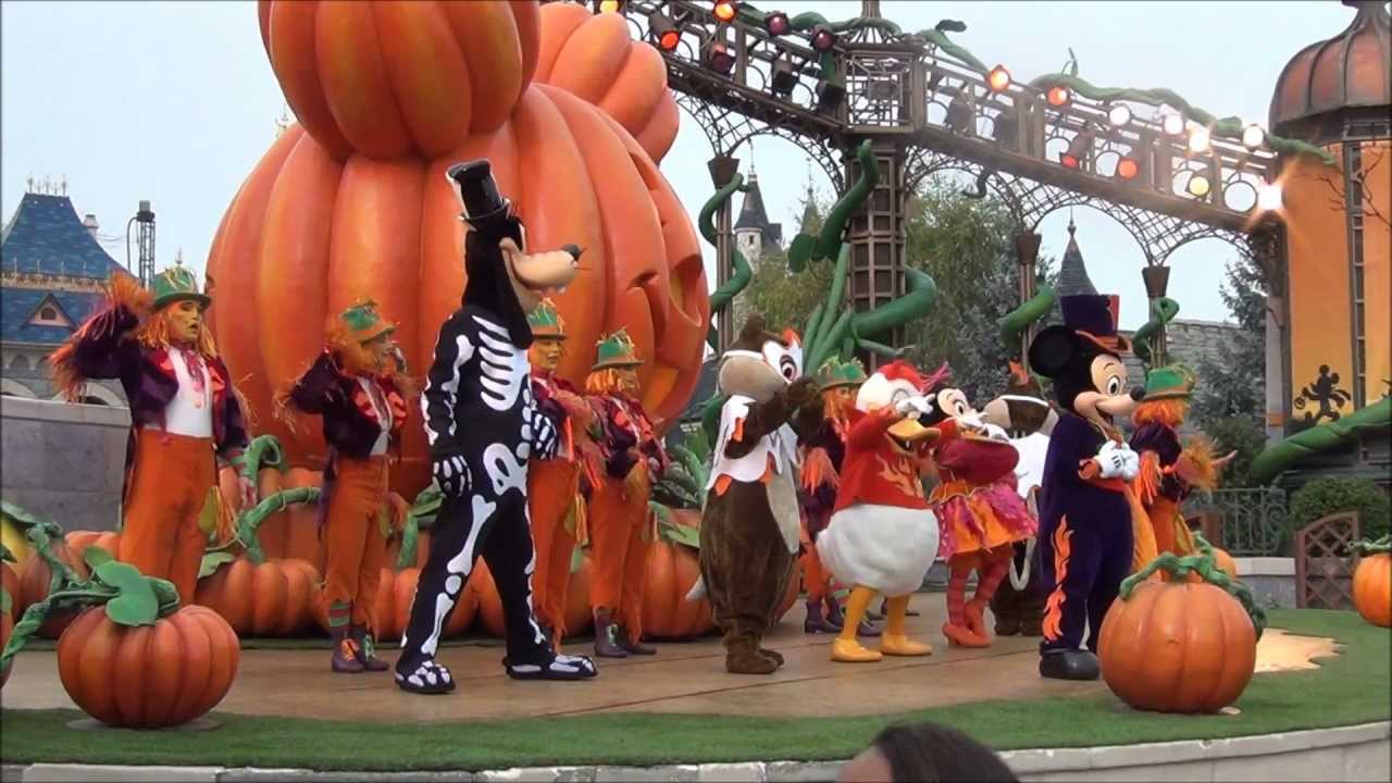 Disneyland Paris - Mickey's Halloween Treat in the Street! - 29 October 2012