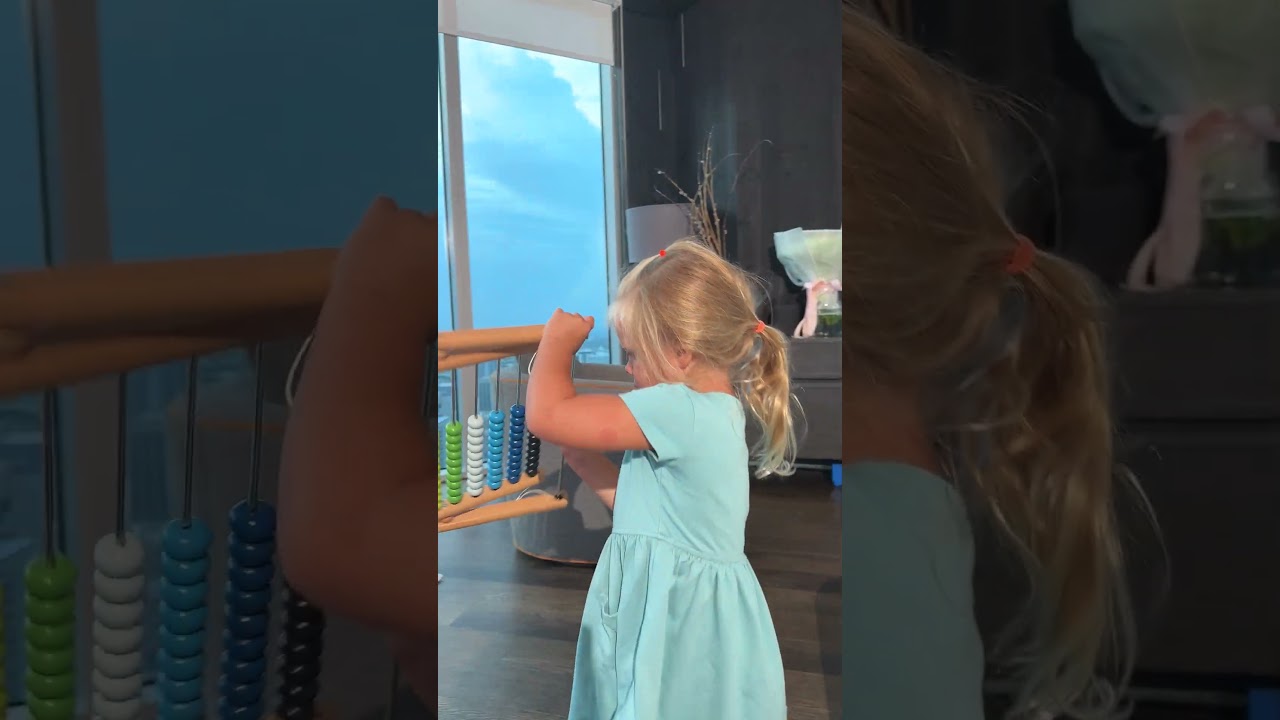 Маленький математик! Видео как милая малышка играет со счетами дома #naomi #наоми #barvina