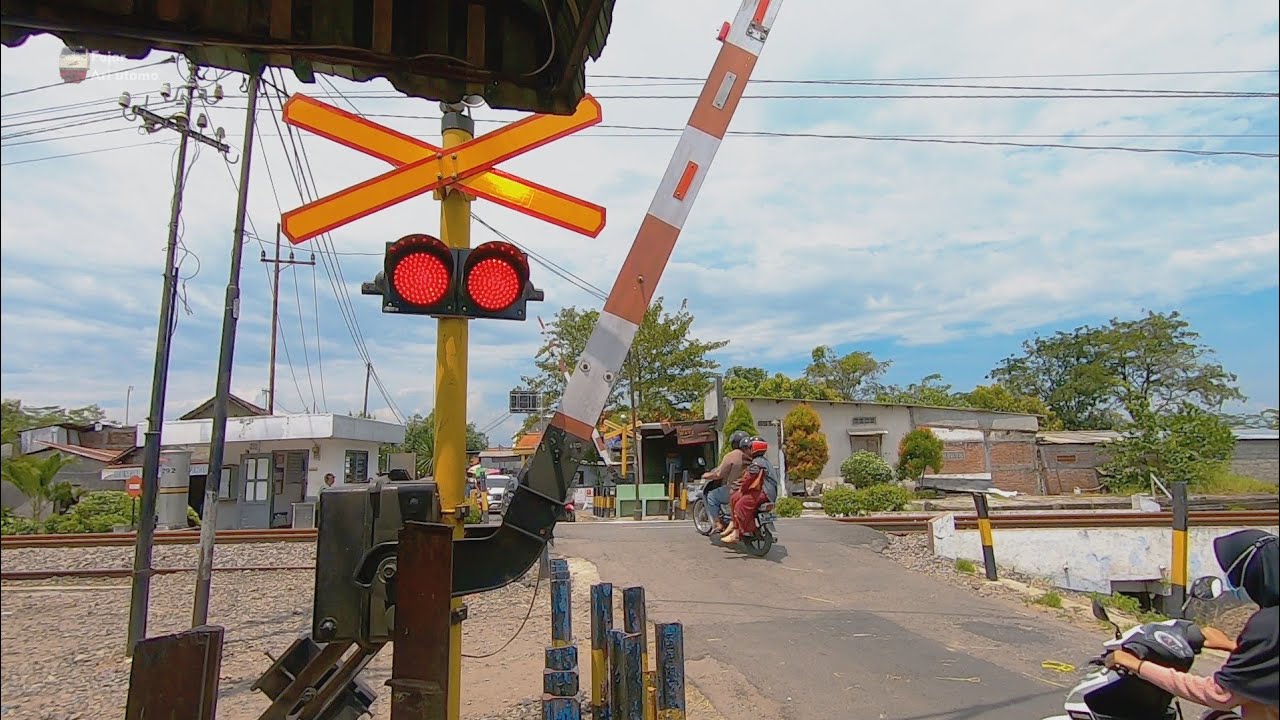 Perlintasan kereta Minggiran Kediri [Railroad Crossing Indonesia]