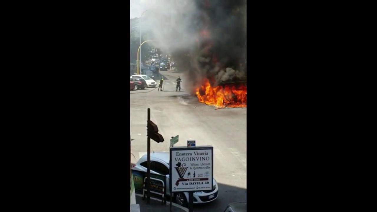 Roma, bus dell'Atac in fiamme: tanta paura nessun ferito