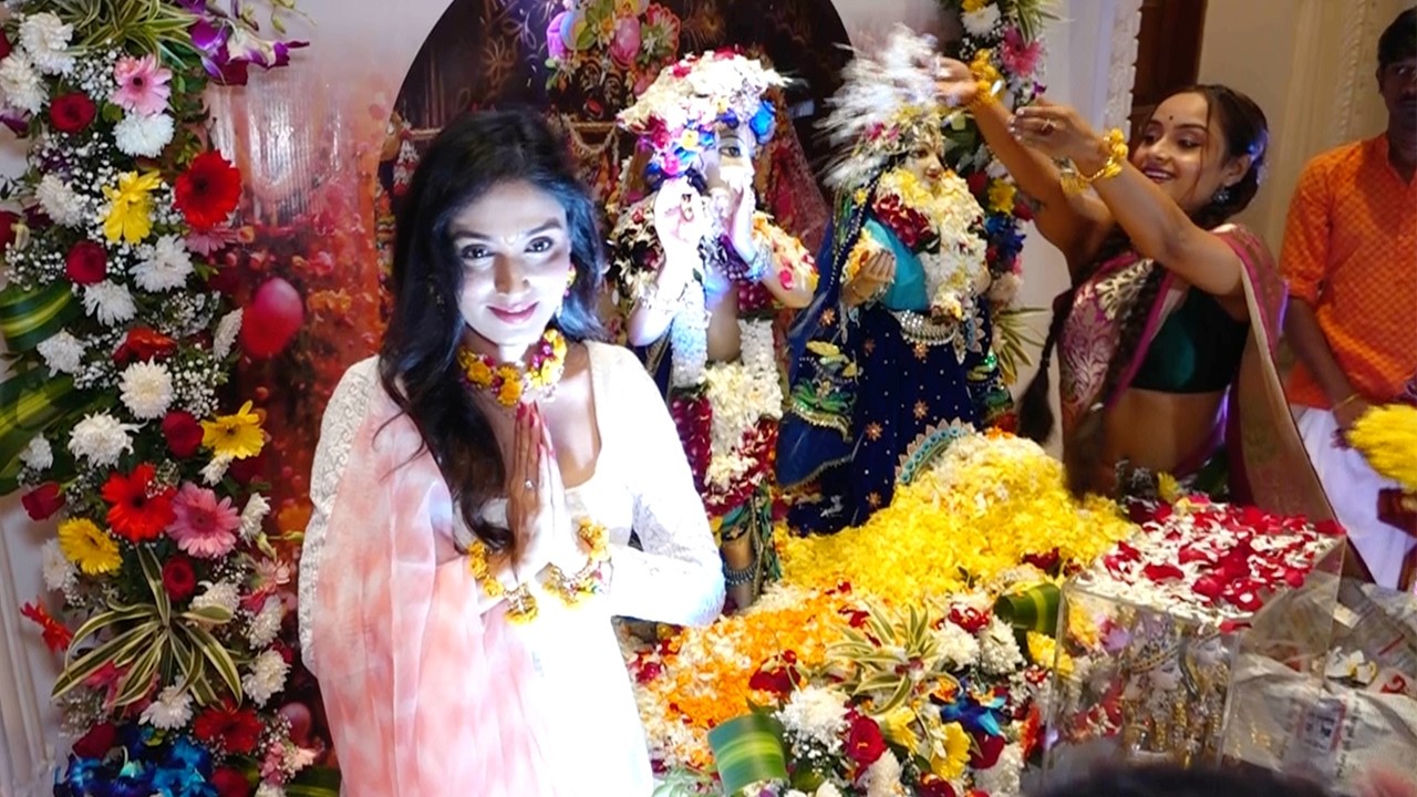 Donal Bisht, Ishita Ganguly & Others Attend Phoolon Ki Holi Celebration