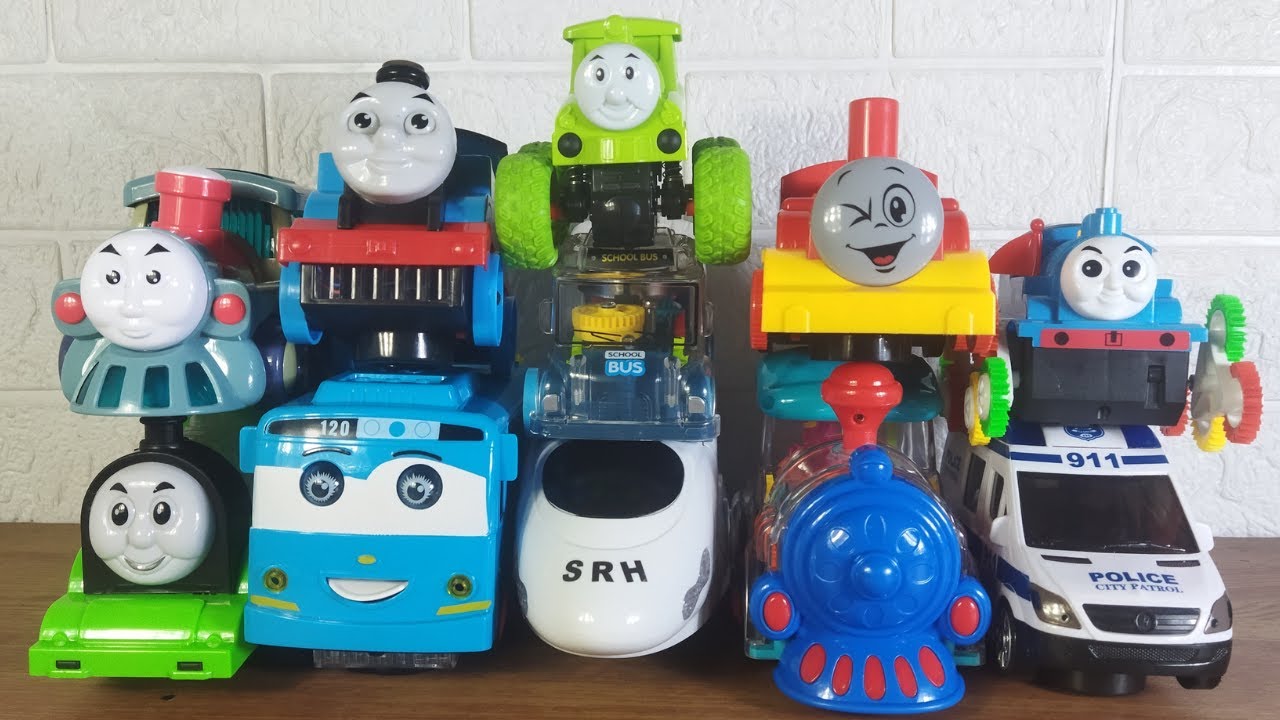 Colección de juguetes coloridos: trenes, autos y lindas amigas.