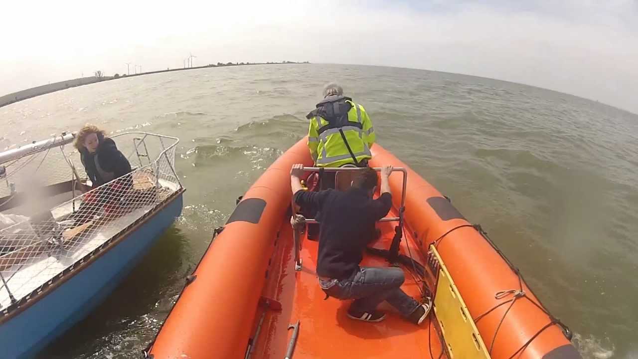 Waterongeval, uitruk reddingboot Seeker met 80 km per uur naar zeilboot in nood.