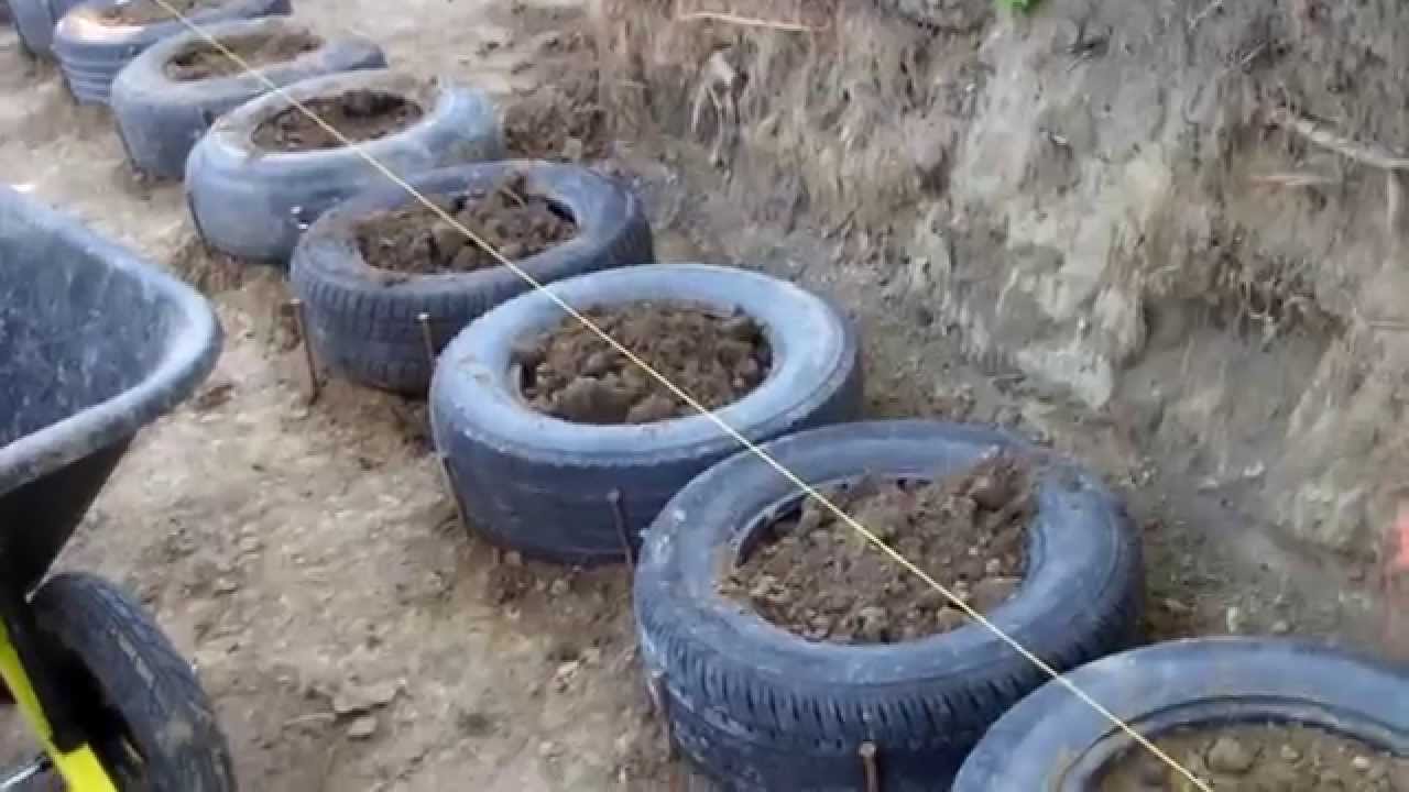 Началось строительство ограждения из шин