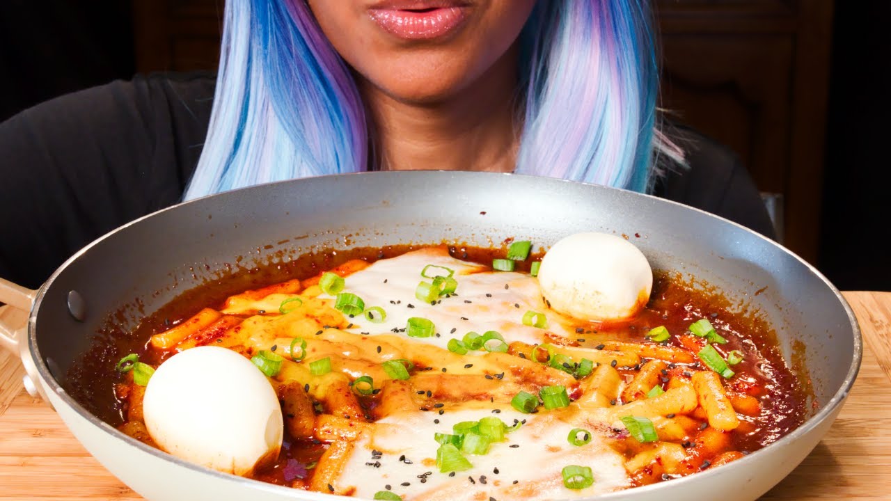 SPICY TTEOKBOKKI WITH CHEESE EATING SOUNDS | ASMR COOKING RECIPE