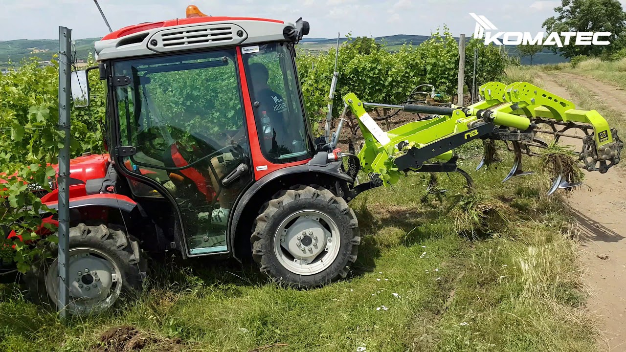 Traktor ANTONIO CARRARO model TRX 10900 R s kultivátorem ve vinohradu