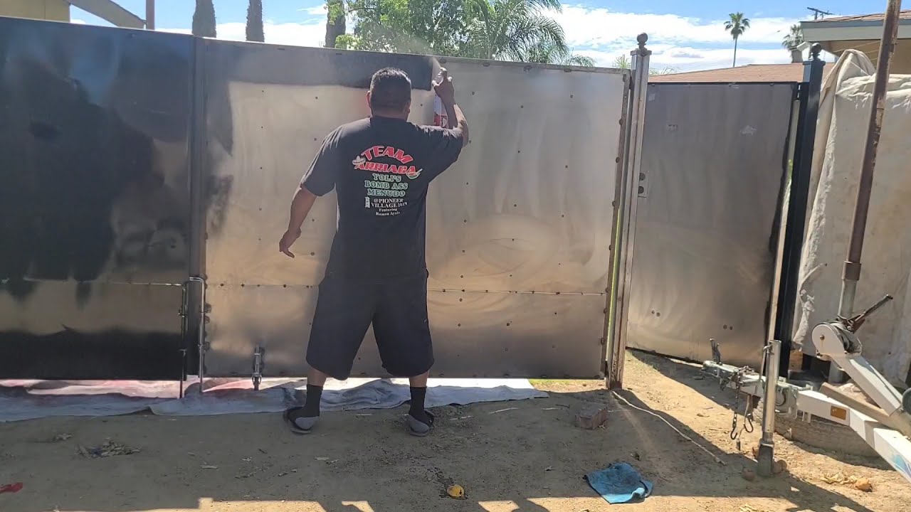 Paint metal gates with RUST-OLEUM TURBO spray paint