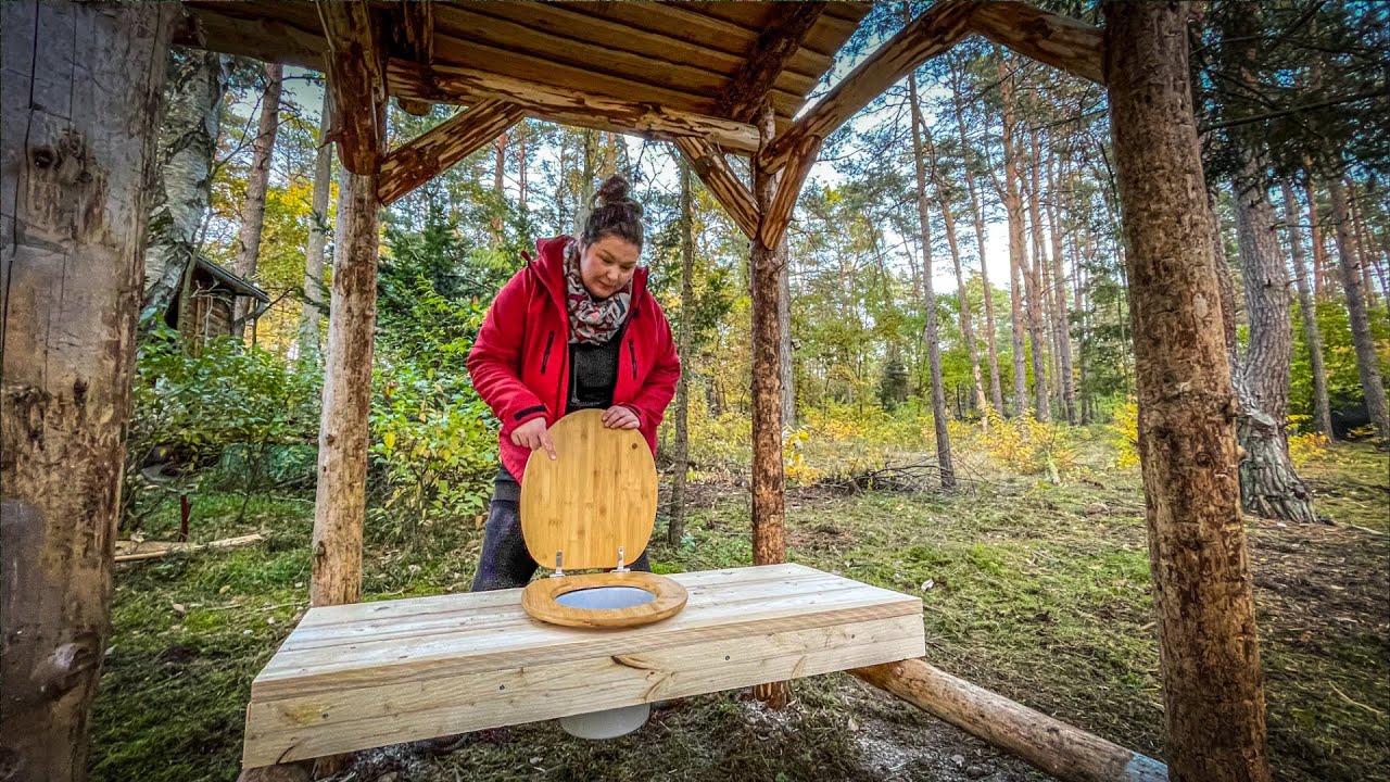 Toilettenhaus im Wald - Der Toilettensitz