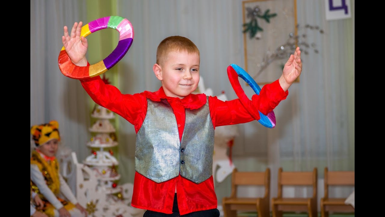Супер танец жонглеров и дрессировщиц с собачками Новогодний утренник в детском саду