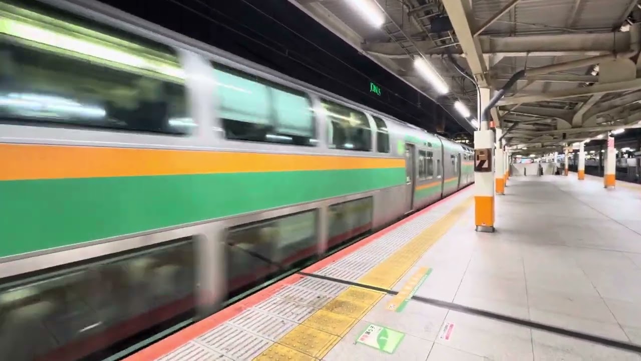 横浜駅 東海道線E231系15両編成 ものすごい加速で発車