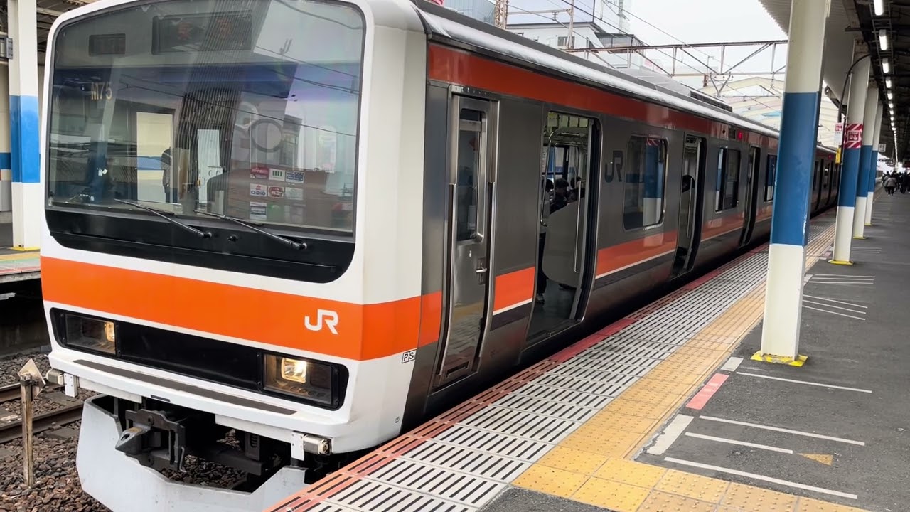 JR東日本209系500番台M75編成が京葉線直通各駅停車東京行きとして南越谷駅2番線を発車するシーン (1417E) 2026.3.13.14:45