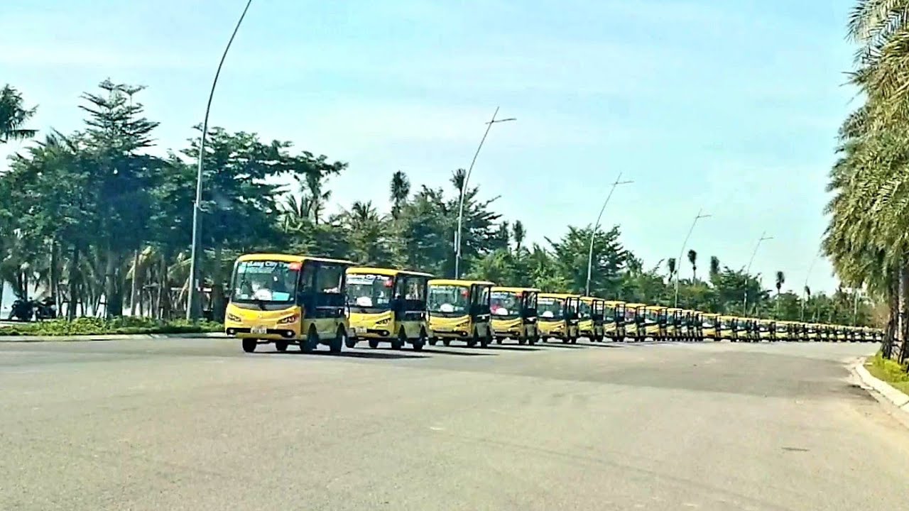 A fleet of 100 electric cars running on the coastal road of Ha Long, Quang Ninh