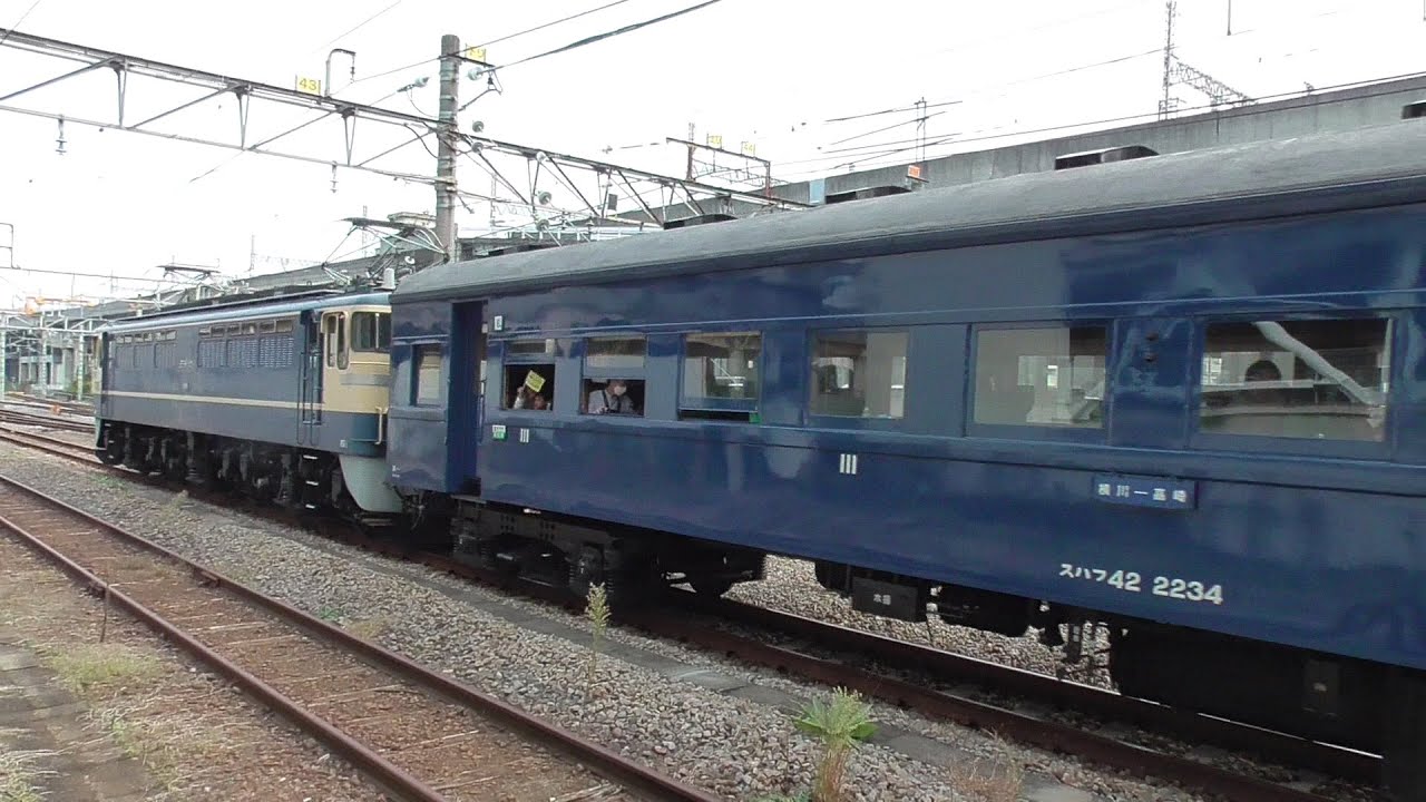 2023年10月28日　長い汽笛を響かせながら高崎駅を発車していく 快速｢EL 群馬県民の日｣(信越線 高崎→横川) 電気機関車EF65 501＋旧型客車 6両＋蒸気機関車C61 20　JR高崎駅