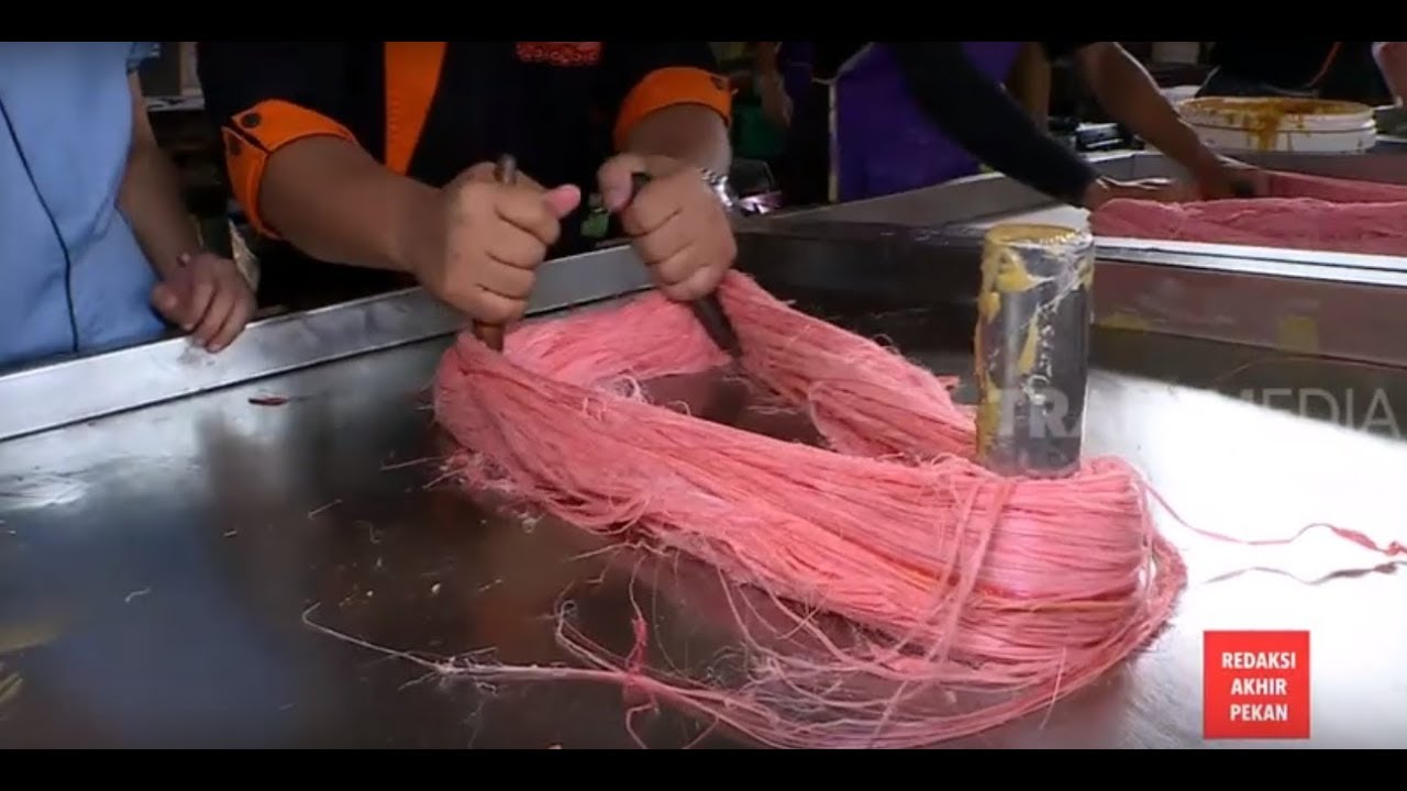 Melihat Pembuatan "Rambut Nenek" Harum Manis, Cemilan Manis Yang Tetap Eksis