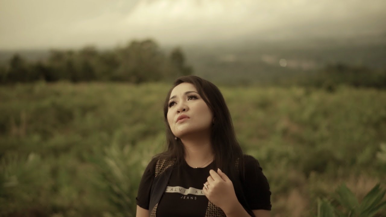 Averiana Barus - Ula Persoken (Official Music Video)