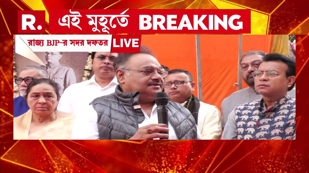 নেতাজি সুভাষচন্দ্র বসুর ছবিতে শ্রদ্ধা। পুষ্প নিবেদন বিপ্লব দেব ও শমীক ভট্টাচার্যের।