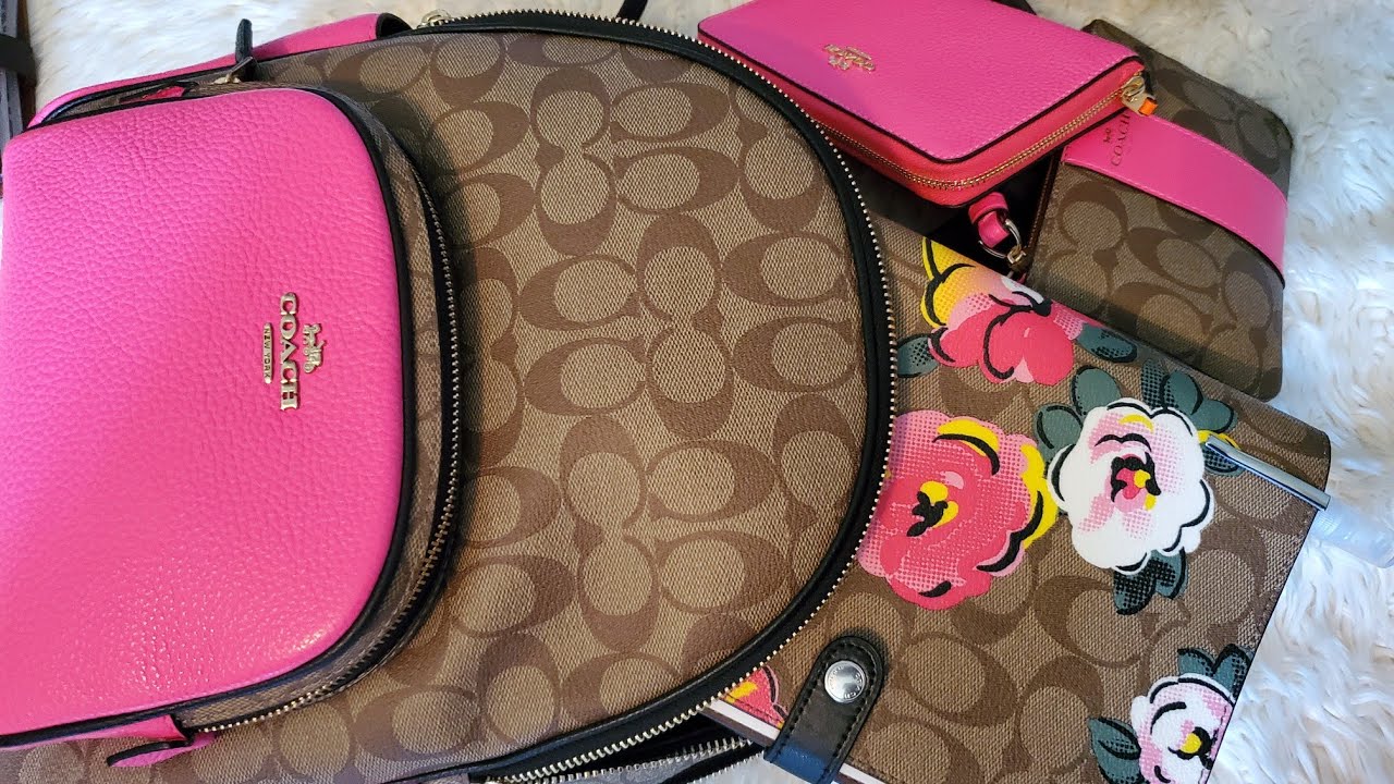 What’s in my bag ( Coach Court backpack)💕💕💕