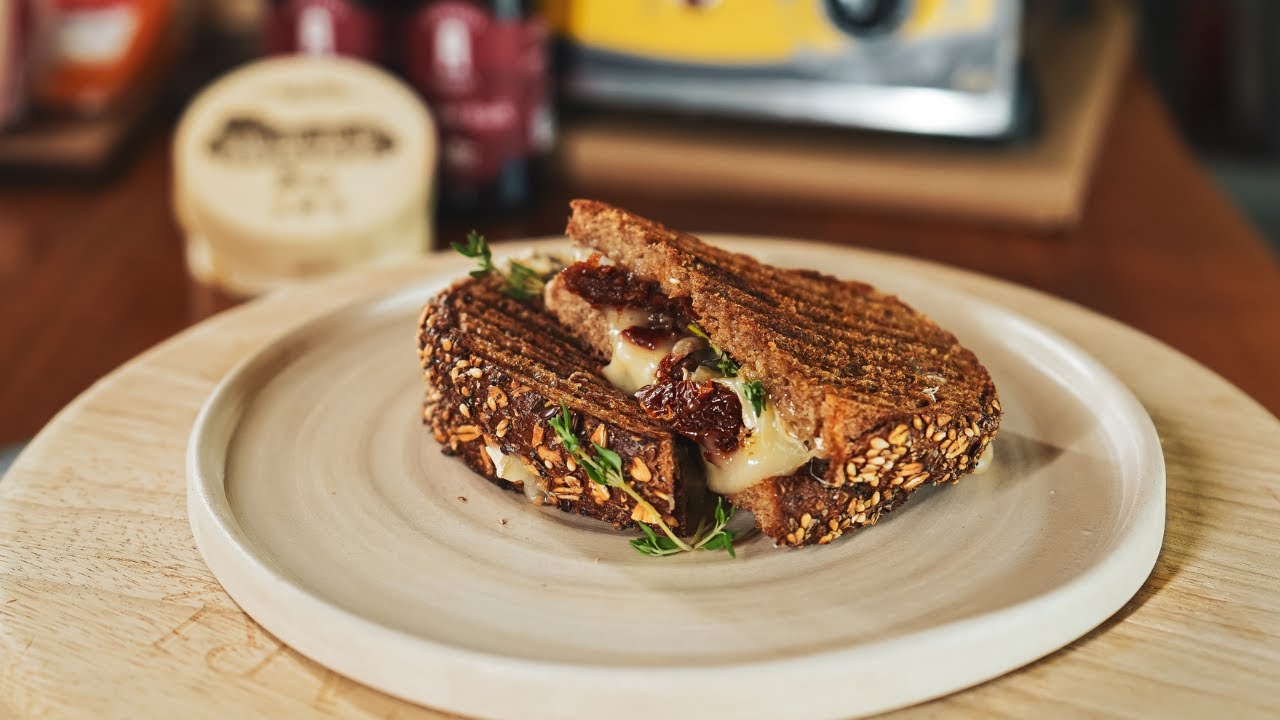 Casari Brie ve Kuru Domatesli Tost